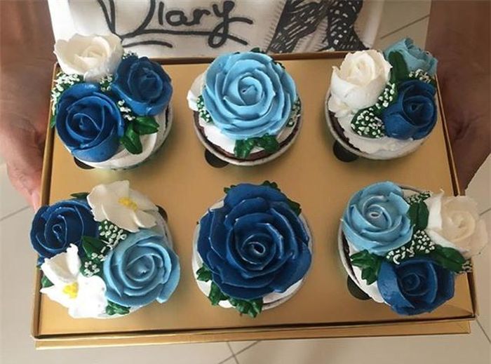 Bánh cupcake nổi tiếng nhờ kích thước nhỏ, không giới hạn cách trang trí kem và topping. Người ta có thể trang trí những bông hoa màu xanh bắt mắt bên trên.