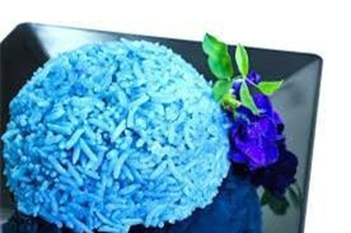 Xôi màu xanh cổ điển được làm từ màu hoa đậu biếc. Xôi nấu xong có màu xanh cổ điển đẹp hấp dẫn, vị dẻo và thơm phức.