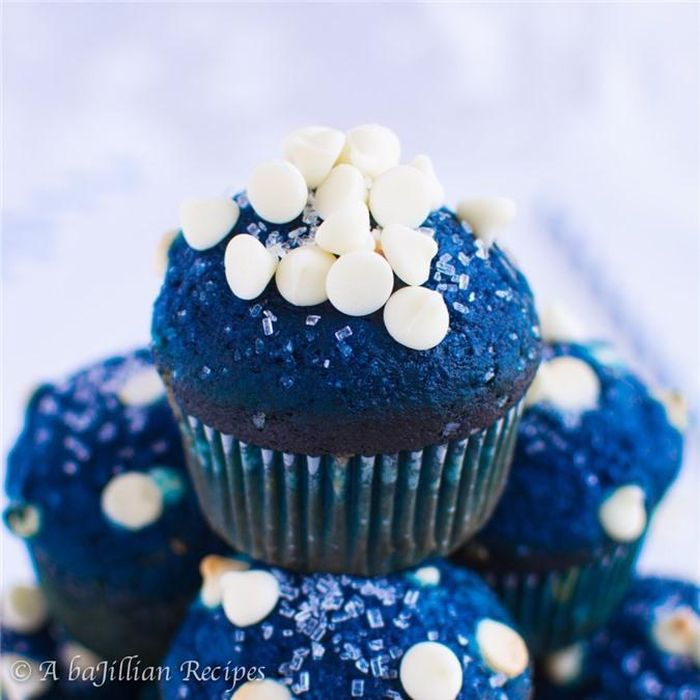 Cupcake xanh cổ điển: Đây là loại bánh có kích thước nhỏ, có vẻ ngoài bắt mắt, gồm 2 phần là bánh bông lan mềm và toppings. Cupcake phổ biến ở Mỹ từ thế kỷ 19, ngày nay là món bánh quen thuộc ở khắp mọi nơi.