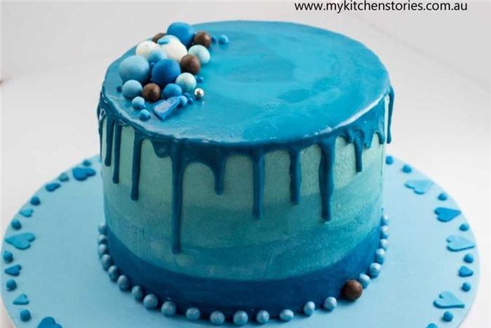 Bánh gato hay bánh kem màu xanh cổ điển làm từ sữa tươi, trứng gà, đường, muối, bột lá dứa để tạo mùi thơm, dầu ăn và được tạo màu từ hoa đậu biếc.
