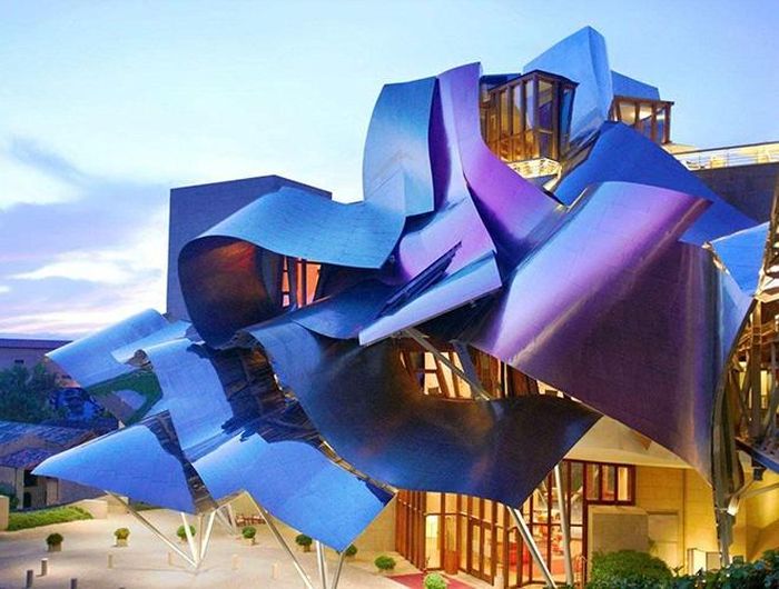  Khách sạn do kiến trúc sư nổi tiếng Frank O.Gehry thiết kế, với cảm hứng từ chai rượu vang. Phần mái được làm hoàn toàn bằng titan với những màu sắc khác nhau, được sáng tạo theo các hình thù uốn lượn bắt mắt 
