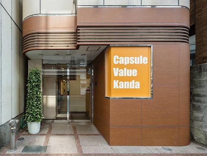  Tiếp đến đó là khách sạn Capsulevalue Kanda nằm tại Tokyo, Nhật Bản. Khách sạn tạo sự ấn tượng bởi có thiết kế giống với tổ kén, loại hình lưu trú phổ biến tại đất nước mặt trời mọc. 