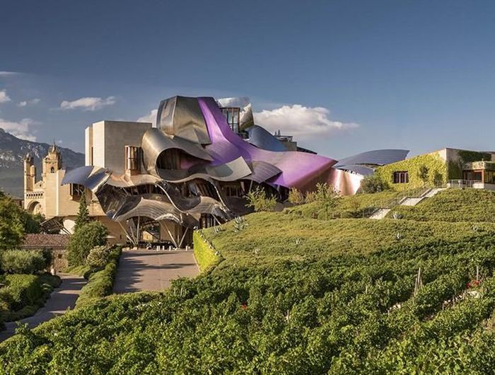  Khách sạn nằm trong một quần thể The city of Wine, nơi có kiến trúc độc và lạ của xứ Basque, Tây Ban Nha. Không gian khách sạn rộng lớn giúp du khách có thể thỏa sức ngắm nhìn khung cảnh thiên nhiên, cùng với đó là những trải nghiệm tuyệt vời trong ngôi nhà thiết kế sang trọng 