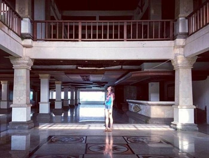  Người dân địa phương cho rằng, Ghost Palace Hotel bị “ám” bởi các linh hồn của những người công nhân xây dựng công trình này, và chủ nhân của Ghost Palace Hotel vẫn còn là một điều bí ẩn 