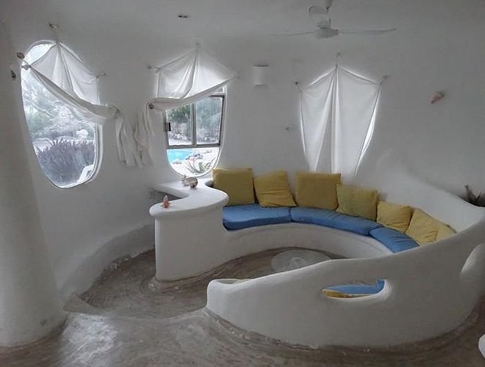  Casa Caracol còn được biết đến với tên gọi tòa nhà vỏ sò biển, với hai tòa nhà độc lập, đó là tòa Vỏ sò mặt trăng và Vỏ ốc xà cừ nữ hoàng. Không gian bên trong hai tòa nhà được bày trí một cách khoa học, đem lại cảm giác ấm áp, tiện ích cho du khách 