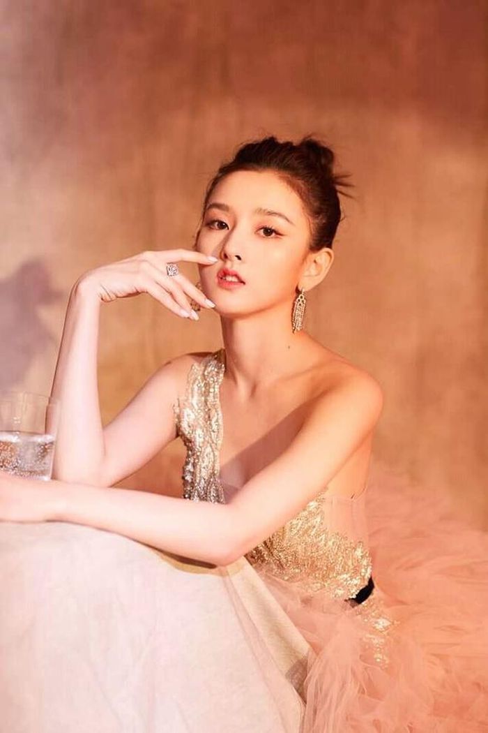 Tông Tổ Nhi đẹp tựa nàng công chúa trong thiết kế lệch vai. Phần thân váy được trang trí bằng loạt họa tiết lấp lánh. Trong khi đó, đuôi váy là sự phối hợp giữa vải lót và lớp voan bồng bềnh. Ảnh: Weibo.