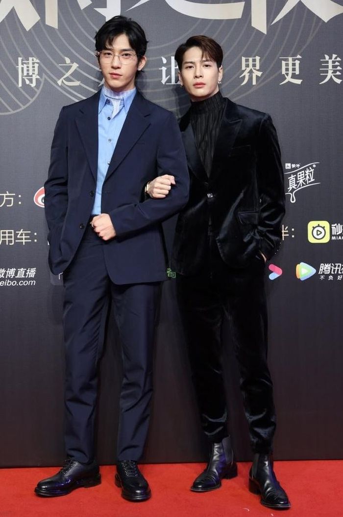 Jackson Wang và Tỉnh Bách Nhiên lot top tìm kiếm sau khi khoác tay nhau lên thảm đỏ. Trong khi nam diễn viên chọn cho mình set đồ tông xanh lịch lãm, thành viên nhóm GOT7 lại nhìn sang chảnh với trang phục làm bằng vải nhung. Ảnh: JacksonWGlobal.