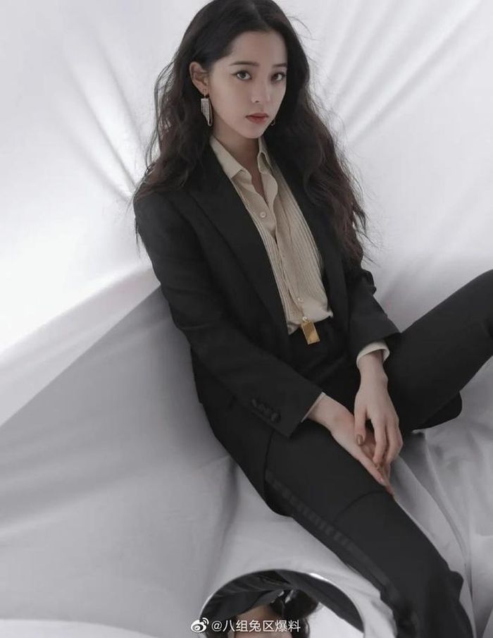 Giữa nhiều mỹ nhân diện đồ nữ tính, Âu Dương Na Na nổi bật với phong cách đơn giản, nam tính. Nữ diễn viên chọn cho mình set đồ màu đen phối cùng sơ mi gam be và vòng cổ đơn giản. Ảnh: Weibo.
