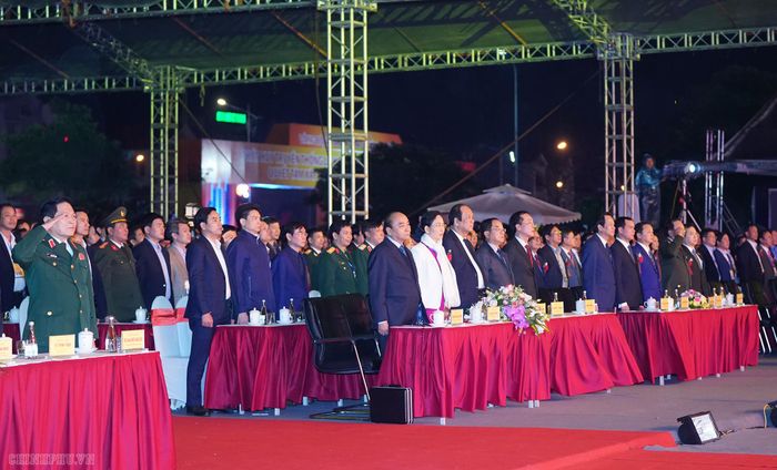 Thủ tướng cùng các đại biểu dự buổi lễ. - Ảnh: VGP/Quang Hiếu