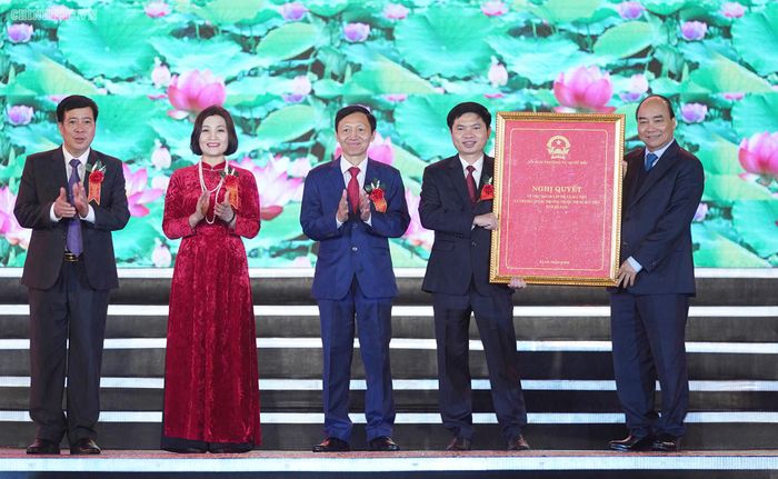 Thủ tướng Nguyễn Xuân Phúc dự lễ công bố Nghị quyết của Ủy ban Thường vụ Quốc hội về việc thành lập thị xã Duy Tiên Ảnh: VGP/Quang Hiếu