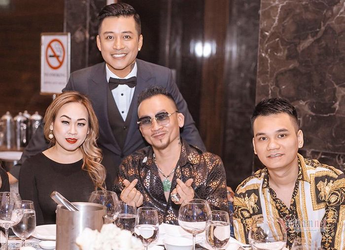 Ca sĩ Khắc Việt cũng xuất hiện trong sự kiện. 