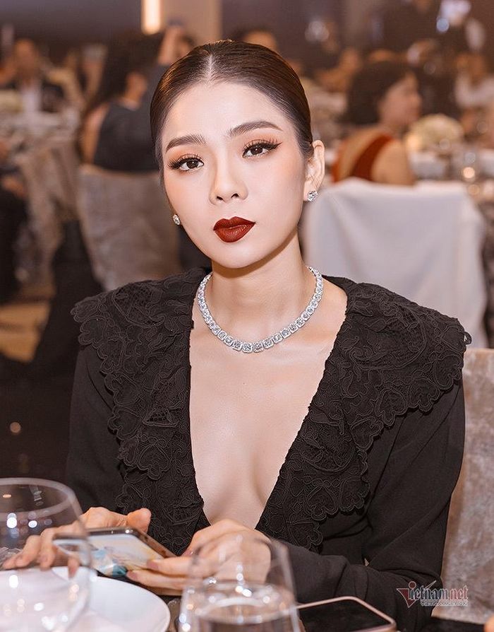 Chọn chiếc đầm đen xẻ sâu phần ngực, Lệ Quyên khiến bao người trầm trồ bởi giữ dáng thanh mảnh ngày càng nhuận sắc.
