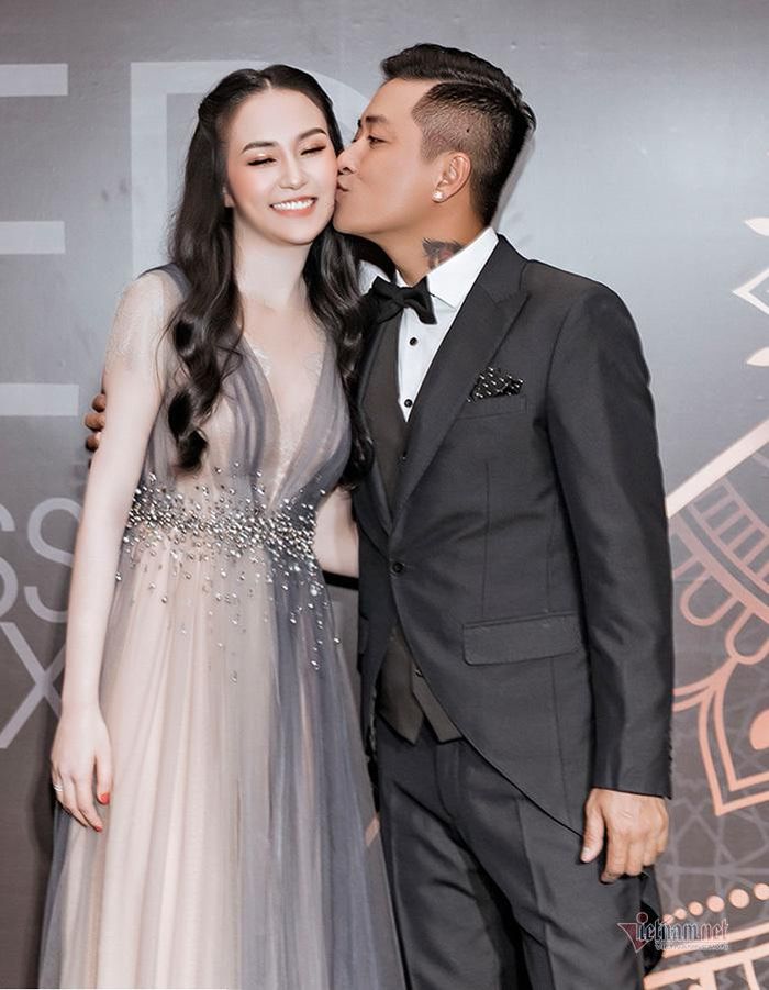 Vợ chồng Tuấn Hưng đã đón 2019 với nhiều bình yên và may mắn khi gia đình có thêm cậu con trai thứ ba bé Sâm chào đời. Nam ca sĩ cám ơn người vợ khi đồng hành cùng anh qua mọi buồn vui của cuộc sống.