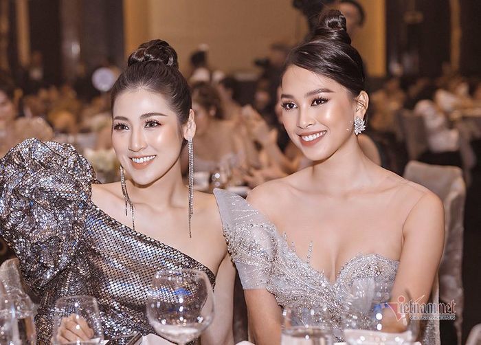 Á hậu Tú Anh là người em thân thiết của vợ chồng Tuấn Hưng bởi vậy các sự kiện quan trọng cô luôn có mặt. Cả á hậu Tú Anh và Hoa hậu Tiểu Vy cùng gợi cảm khi chọn đầm lệch vai tông màu sang trọng.