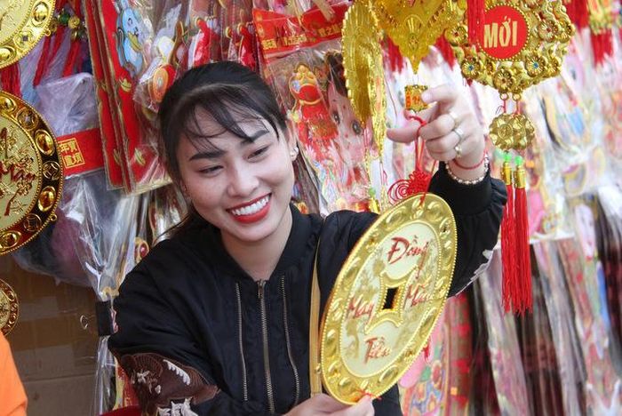  ... và ngắm lại sản phẩm trước khi treo bán