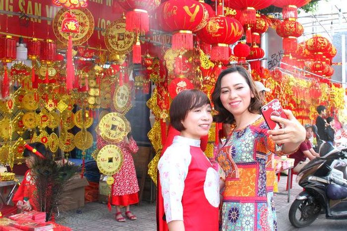Những tấm ảnh kiểu selfie là điều không thể thiếu khi đến "phố đèn lồng" Nha Trang