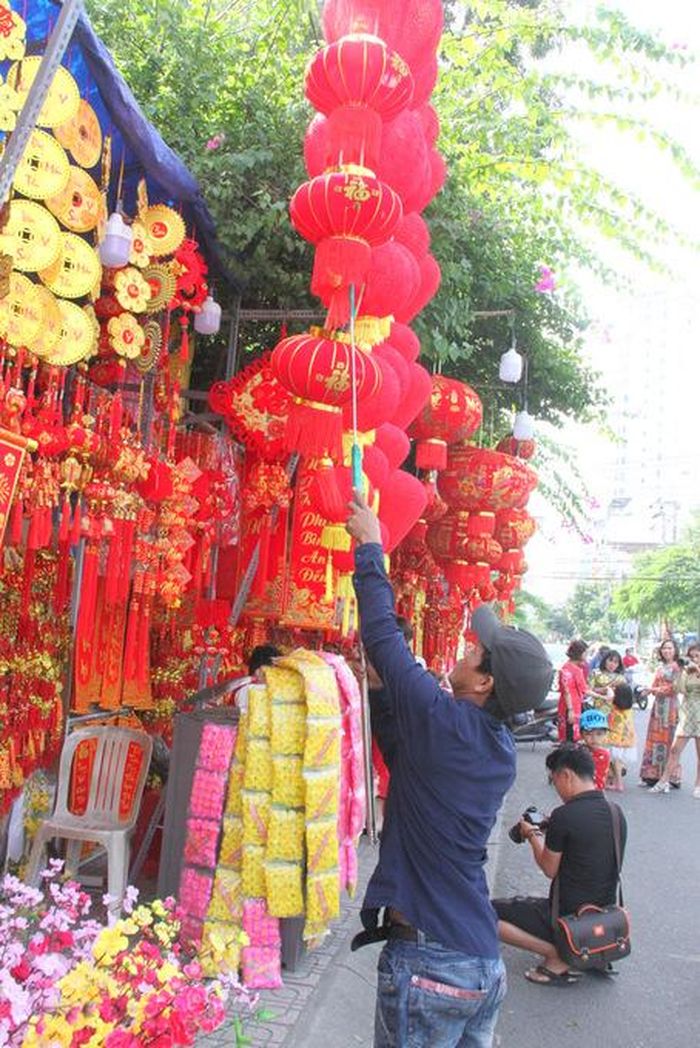 Mỗi khi bán được 1 cái đèn lồng, người bán hàng treo thêm đèn mới để thay thế 