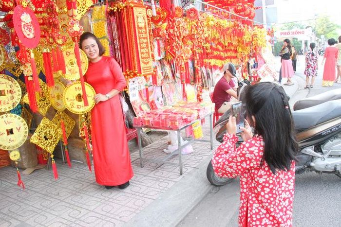 Một người mẹ nhờ con gái chụp hình kỷ niệm 