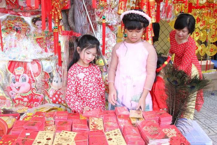  Các em nhỏ xem phong bao lì xì ở "phố đèn lồng"