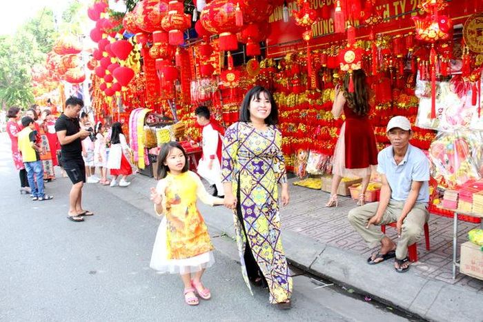 Hai mẹ con cùng mang áo dài đi chụp ảnh ở "phố đèn lồng"