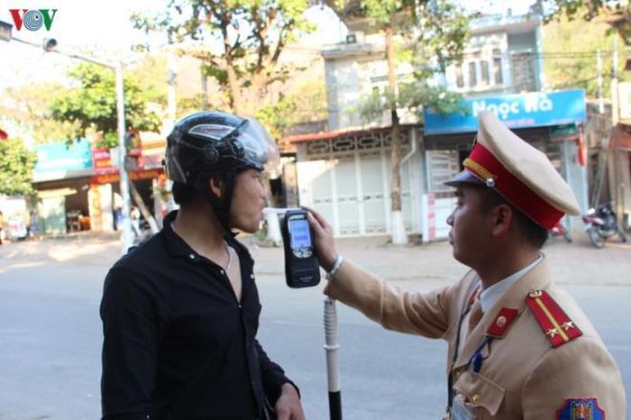 Kiểm tra việc chấp hành quy định không uống rượu bia khi lái xe.