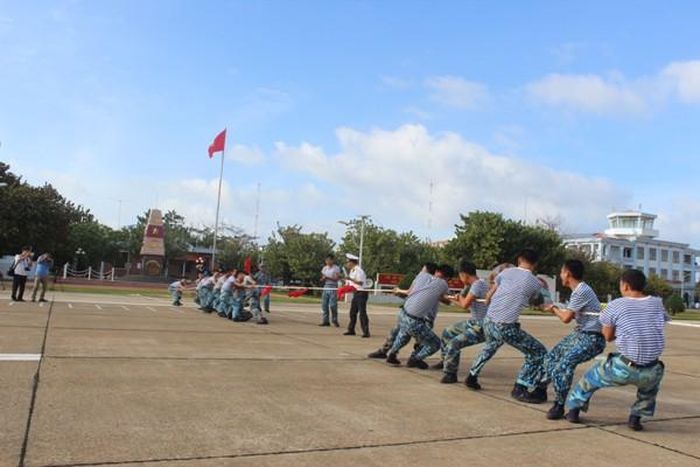 Bộ đội tổ chức những trò chơi rèn luyện sức khỏe trên đảo trong dịp Tết