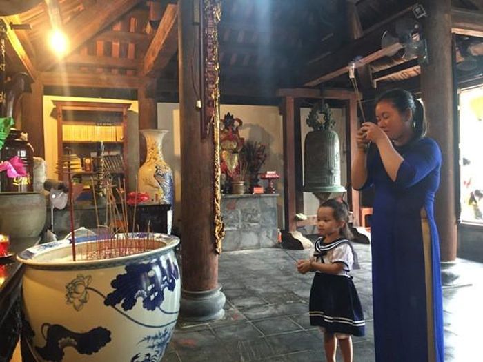 Người dân đi lễ chùa đầu năm mới cầu mong gia đình, đất nước an khang, cường thịnh