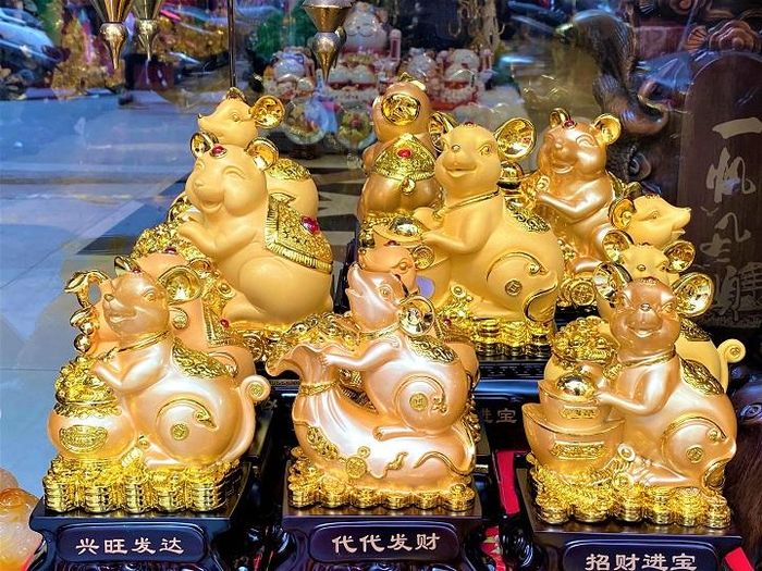 Ăn theo ''trend'', một số sản phẩm như bao lì xì, tượng, hình dán hình chuột được bán rộng rãi. Giá các sản phẩm này dao động từ 5.000 đồng đến hàng triệu đồng.
