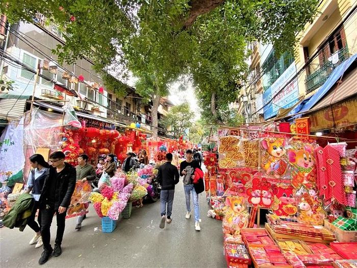 Chợ Tết thường họp từ tháng Chạp đến hết ngày 30 Tết, đây là nét đẹp trong phong tục, văn hóa của người dân Thủ đô