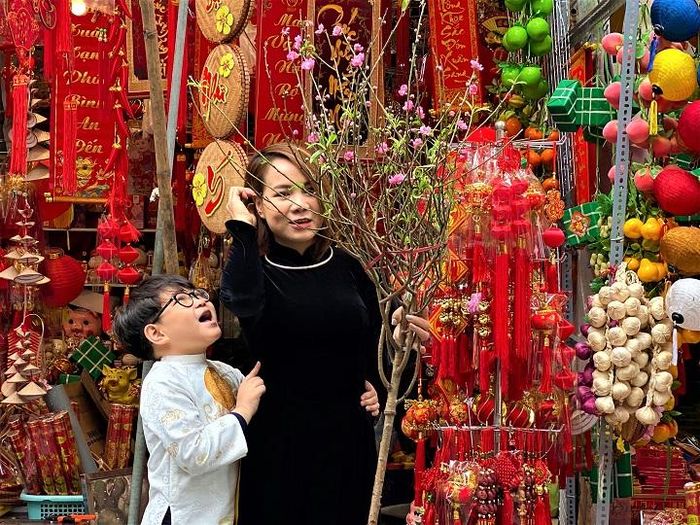Nhiều gia đình tranh thủ đi chợ Tết để ngắm phố phường, đón không khí Tết đang tràn về. Nhiều em nhỏ được ông bà, bố mẹ đưa đi chợ Tết để trải nghiệm một phong tục tập quán đẹp trong văn hóa, đời sống tinh thần người Việt.