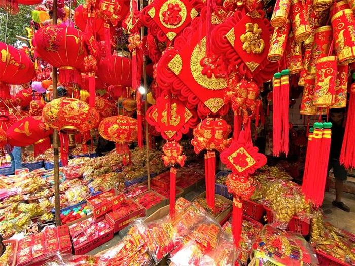 Ở chợ Tết, những sản phẩm như đèn lồng, đồ trang trí in hình chữ Phúc - Lộc - Thọ cũng được bày bán nhiều.