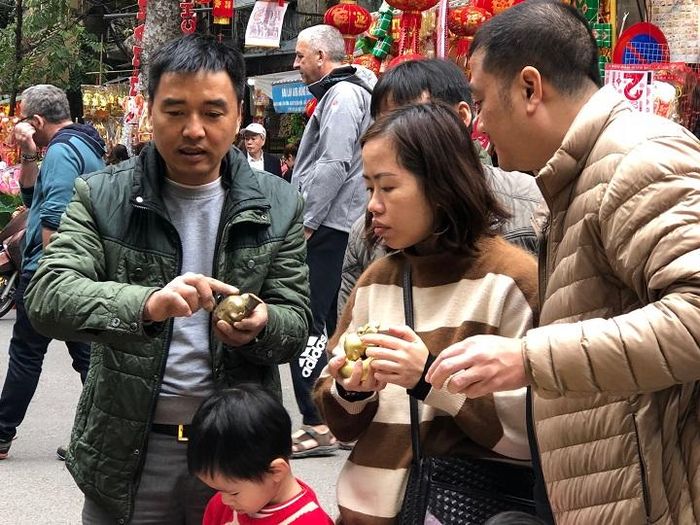 Gần chợ hoa Hàng Lược là khu vực chợ đồ cổ. Năm nay, các sản phẩm mang hình chuột nhận được nhiều sự quan tâm của người dân.