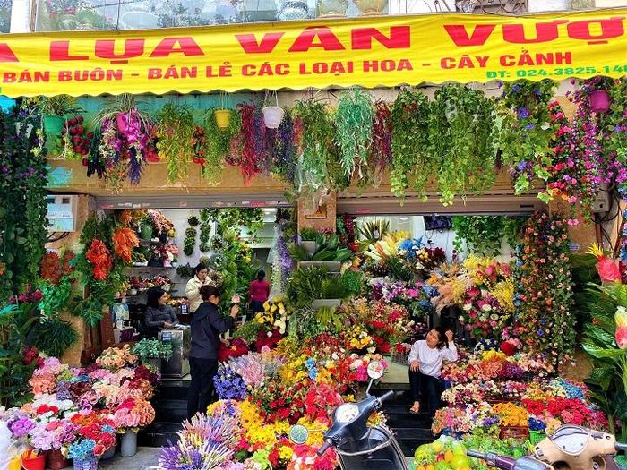 Hoa giả cũng là một trong những sản phẩm được bày bán nhiều tại chợ Tết.
