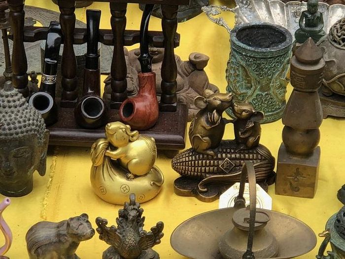 Sản phẩm chuột bằng đồng được bán với giá từ 300.000 đồng đến hàng triệu đồng thu hút người mua và đến xem