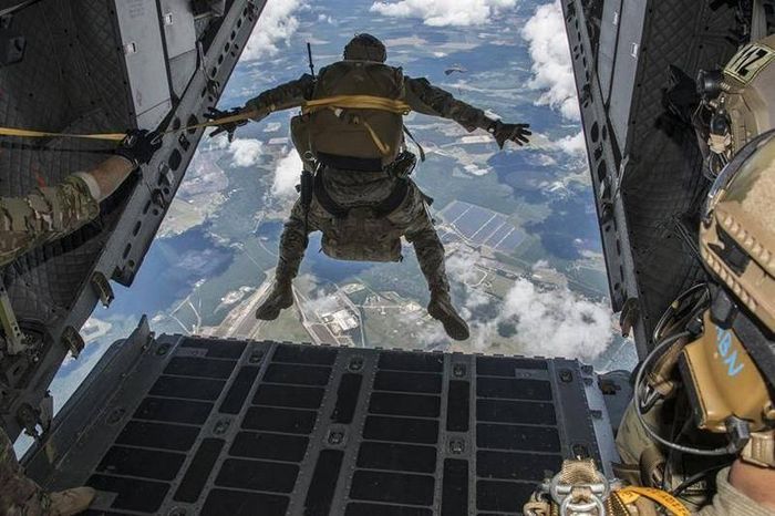  Đặc nhiệm Mỹ với bộ thiết bị nhảy dù RA-1. Ảnh: DefenseTalk.