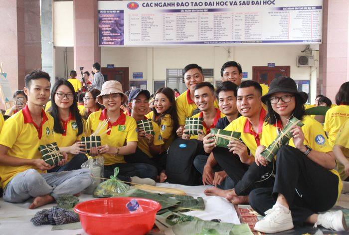 Những đòn bánh tét, bánh chưng đã hoàn thành chờ đưa đi nấu