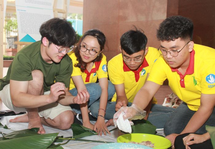 Các bạn sinh viên Hàn Quốc cũng tham gia gói bánh cùng sinh viên TPHCM