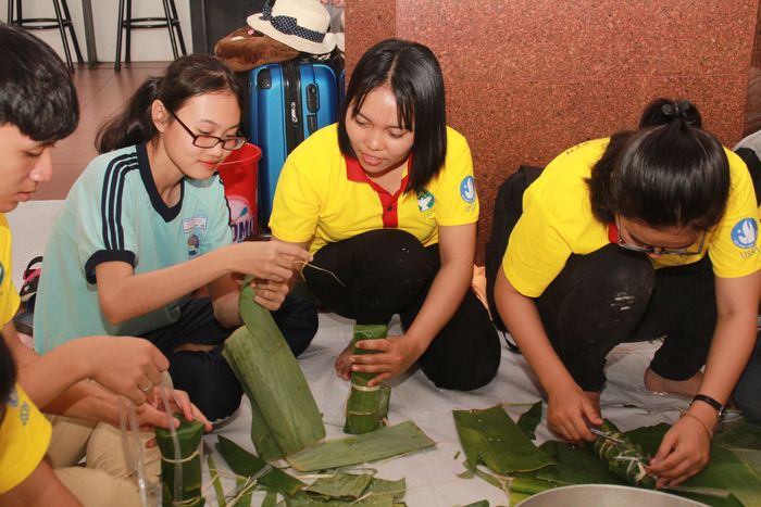 Một số em học sinh cũng hưởng ứng hoạt động của các anh chị sinh viên dịp này