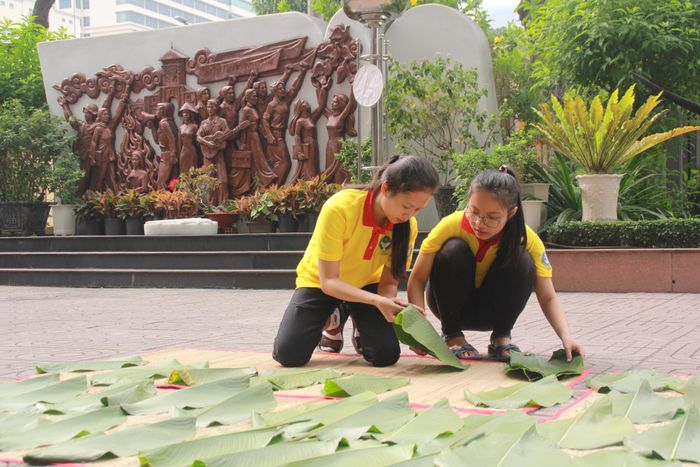 Lá dong được đem hong dưới nắng để chuẩn bị gói bánh