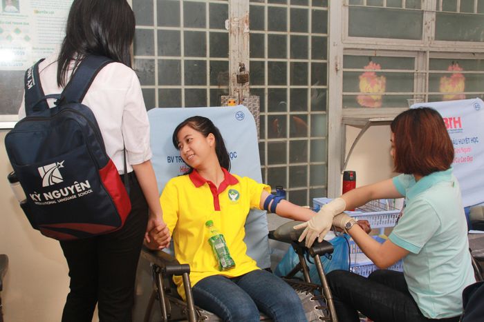 Cũng tại trường, các chiến sỹ "Xuân tình nguyện" còn tham gia hiến máu tình nguyện