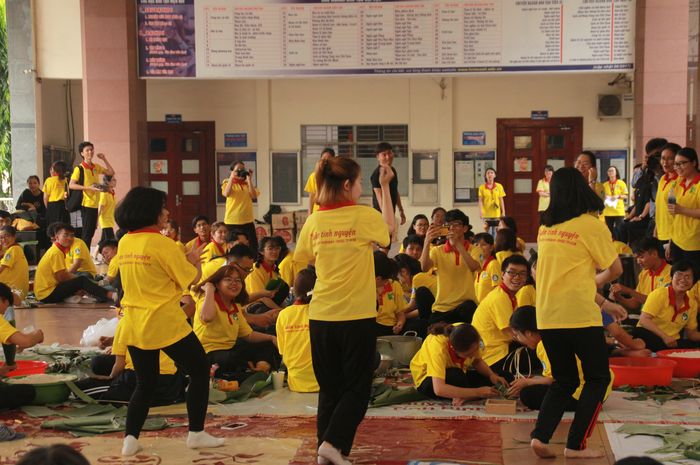 Các bạn trẻ ngẫu hứng hát múa trong lúc tham gia chương trình để tạo không khí vui tươi, sôi nổi