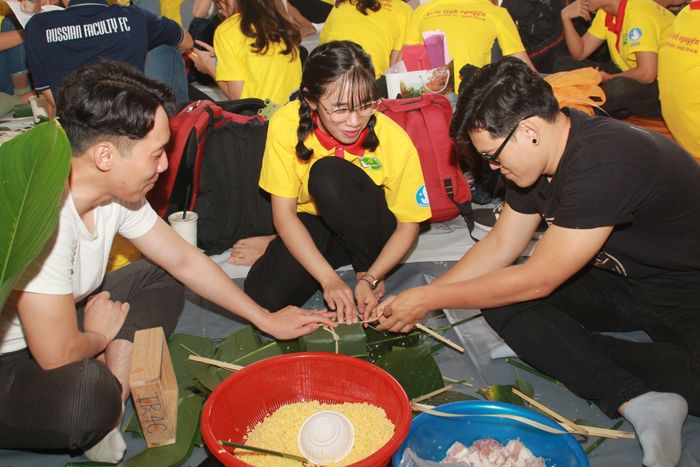 Các bạn sinh viên chung tay thực hiện công trình thiện nguyện ngày Xuân "Nghìn bánh chưng xanh" tại Trường ĐH KHXH&NV. Những chiếc bánh này sau đó sẽ được các bạn nấu ngay trong trường. Sau đó số bánh nghĩa tình này được dùng để chia cho nhiều hoàn cảnh khó khăn, người vô gia cư và trẻ em cơ nhỡ
