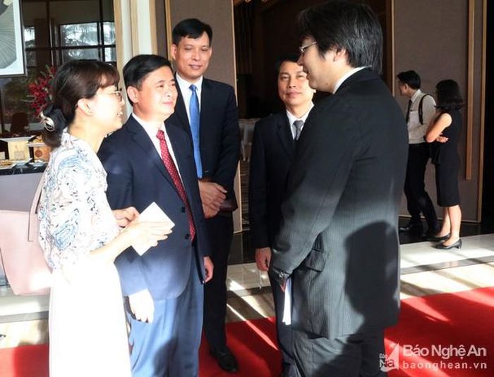Chủ tịch UBND tỉnh Thái Thanh Quý trao đổi với đại diện Nhật Bản. Ảnh: Võ Văn Cường