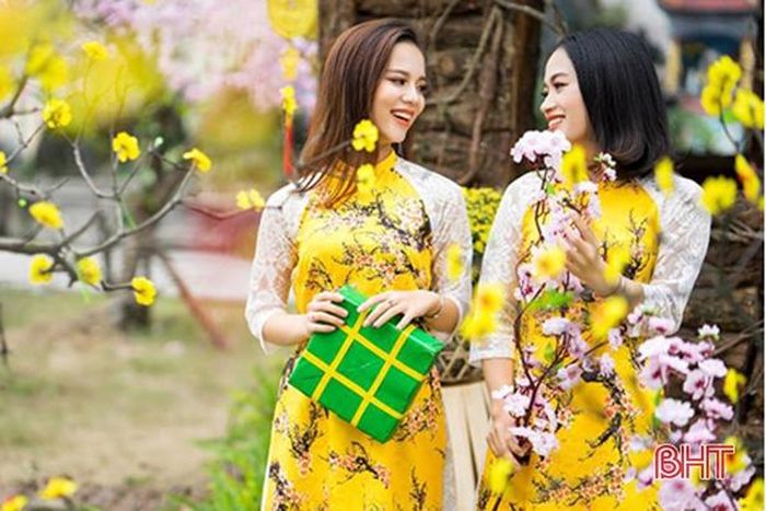 Nhiều người lựa chọn cách đón tết nhẹ nhàng khi xuống phố ngắm hoa, chụp ảnh (Ảnh: Long Trần Hữu).