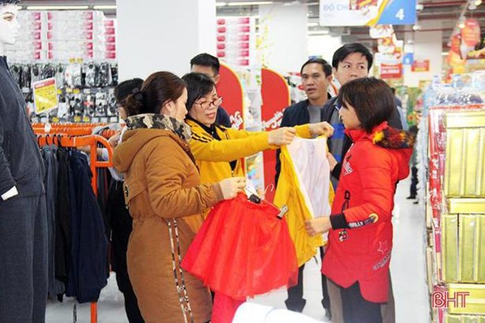 Chị em tất bật mua sắm
