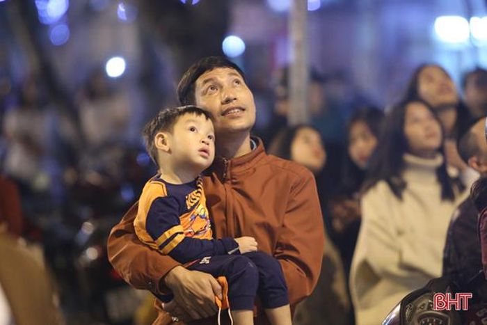 Giao thừa là giây phút đoàn viên bên người thân yêu cùng đón một năm mới an lành (Ảnh tư liệu)