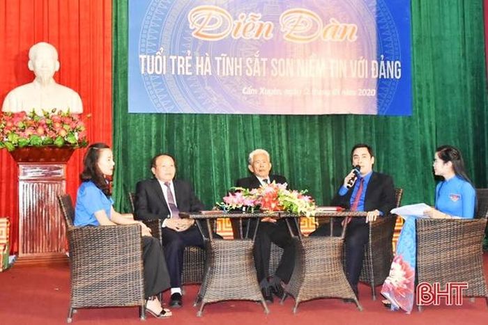 Lãnh đạo Tỉnh đoàn và huyện Cẩm Xuyên tham gia đối thoại với chủ đề “Bồi dưỡng lý tưởng cách mạng cho thế hệ trẻ”.