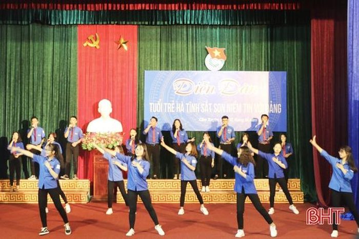 Diễn đàn có các tiết mục văn nghệ mừng Đảng, mừng xuân, ca ngợi tình yêu quê hương đất nước do các bạn đoàn viên thể hiện.