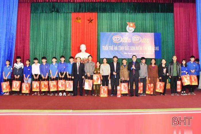 Dịp này, Ban Tổ chức đã trao 30 suất quà trị giá 15 triệu đồng cho các đoàn viên thanh niên và gia đình có hoàn cảnh khó khăn trên địa bàn huyện.