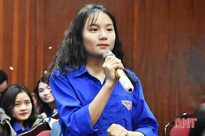 Đại diện ĐVTN các xã, thị trấn đã dành những câu hỏi, tâm tư về các vấn đề liên quan đến công tác lãnh đạo, chỉ đạo thanh niên trong tình hình mới; cơ chế, chính sách hỗ trợ thanh niên lập nghiệp... (Trong ảnh: Bạn Nguyễn Thị Giang - Học sinh Lớp 12M, Trường THPT Cẩm Bình tham gia ý kiến tại diễn đàn).